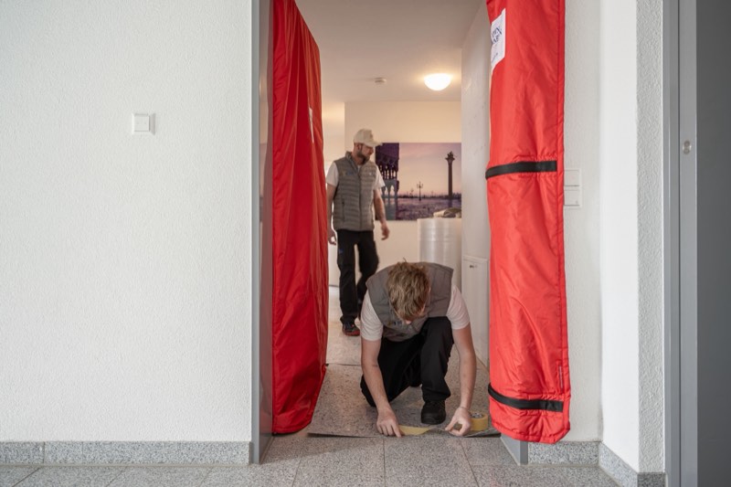 Im Flur sind Türen und Zargen mit rotem Türschutz gepolstert.